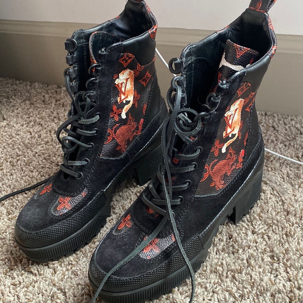Great condition limited edition lv boots